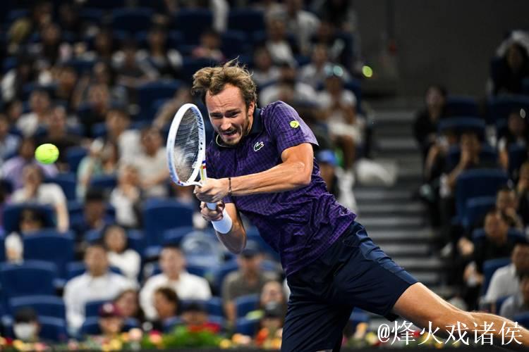 ATP巴黎大师赛:梅德韦杰夫轻松晋级,阿利亚西姆上演逆转好戏 ATP巴黎大师赛:梅德韦杰夫轻松晋级,阿利亚西姆上演逆转好戏